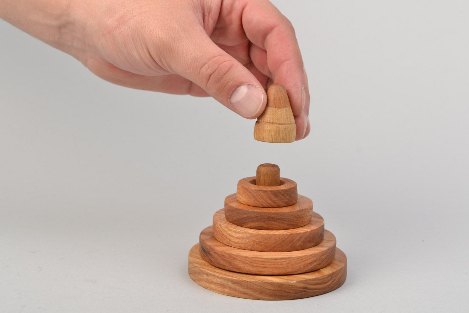 Handgemachtes lern Spielzeug Steckturm aus Holz und sechs Elementen für Kinder foto 2