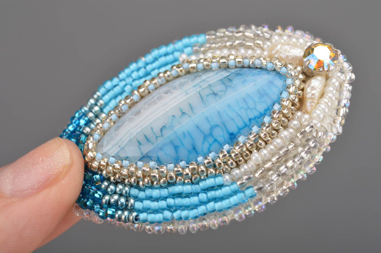 Broche bleue brodée de perles de rocaille avec agate naturelle faite main ovale photo 5