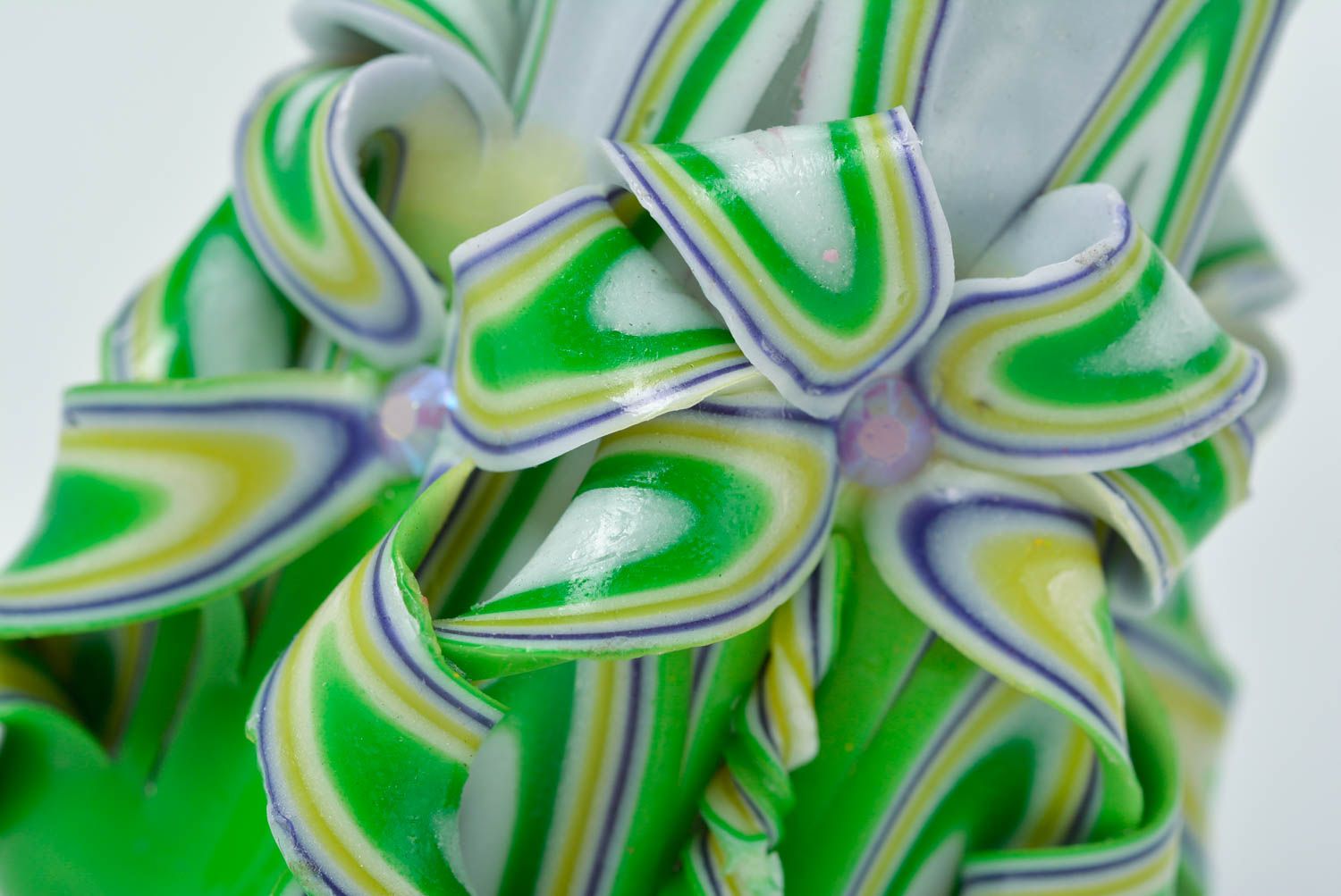 Vela de parafina hecha a mano tallada en todos verdes elemento decorativo foto 2