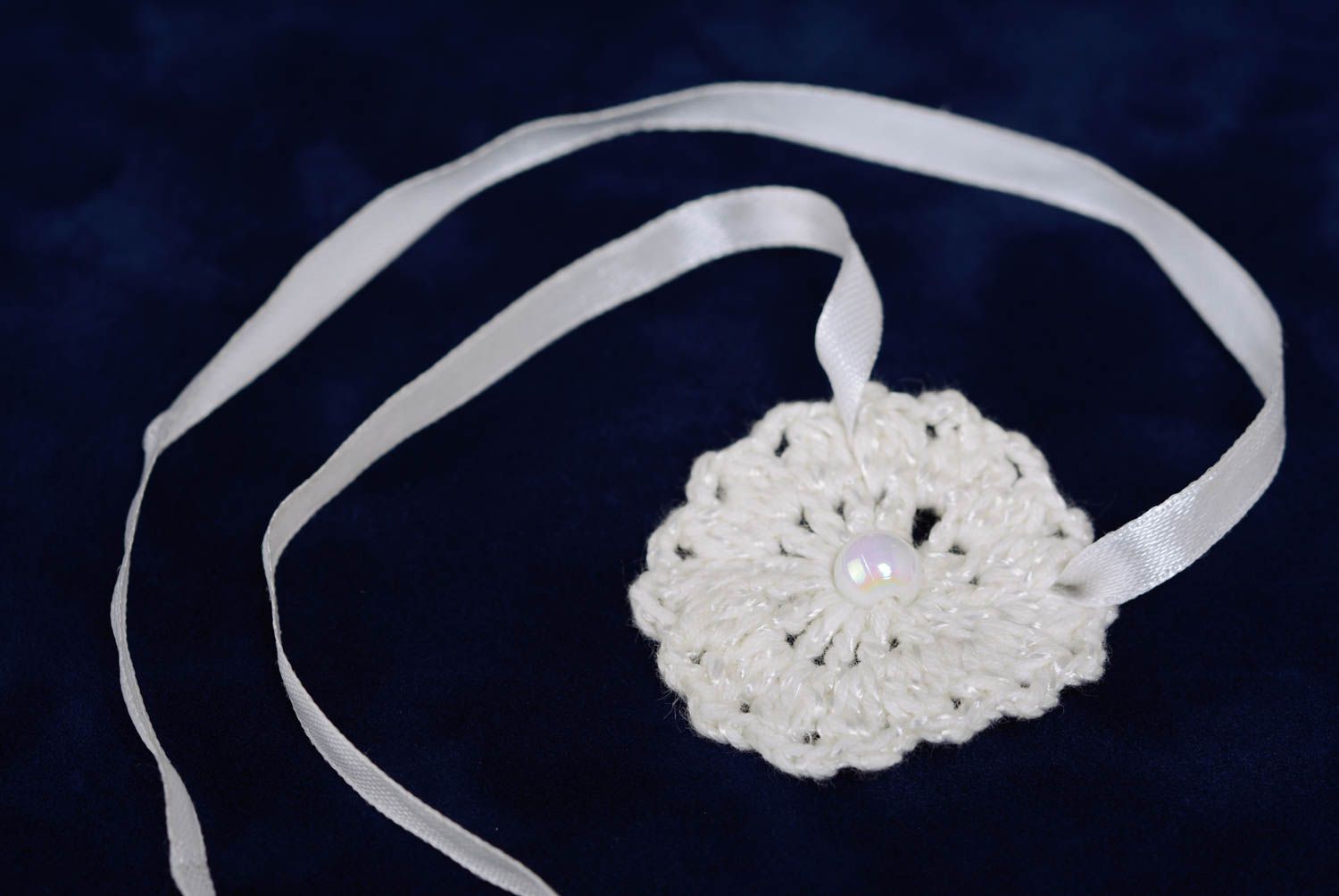 Pendentif tricoté avec des aiguilles blanc fait main sur un ruban de satin photo 1