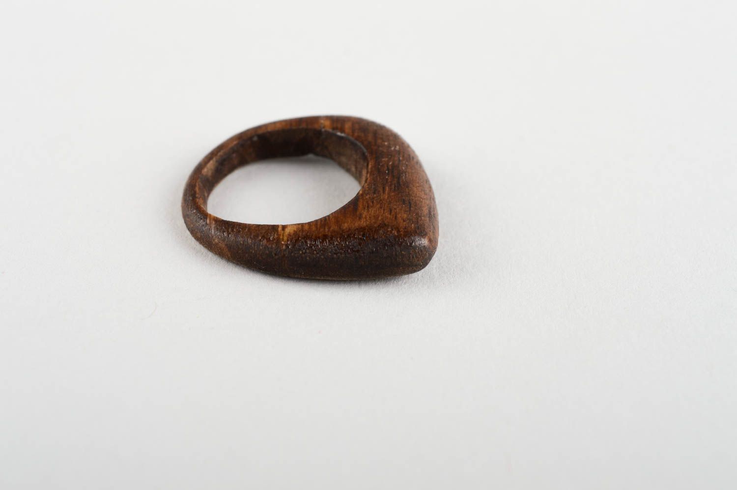 Дизайнерское украшение хенд мейд изделие из дерева темное кольцо из дерева фото 3