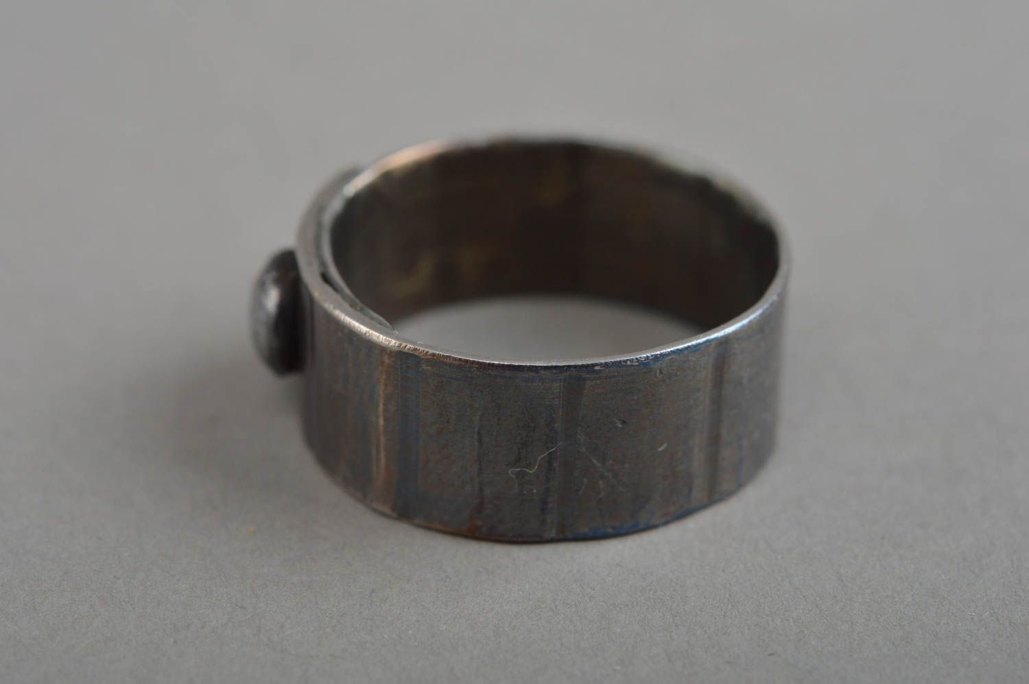 Schöner feiner eleganter handgemachter Ring aus Metall Unisex geschmiedet foto 4
