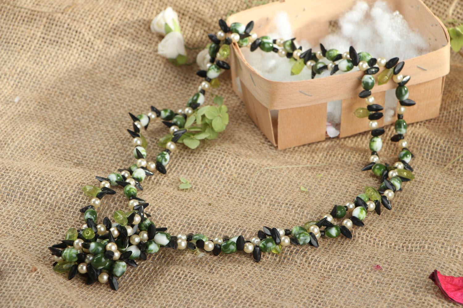 Necklace with beads of various shape photo 5