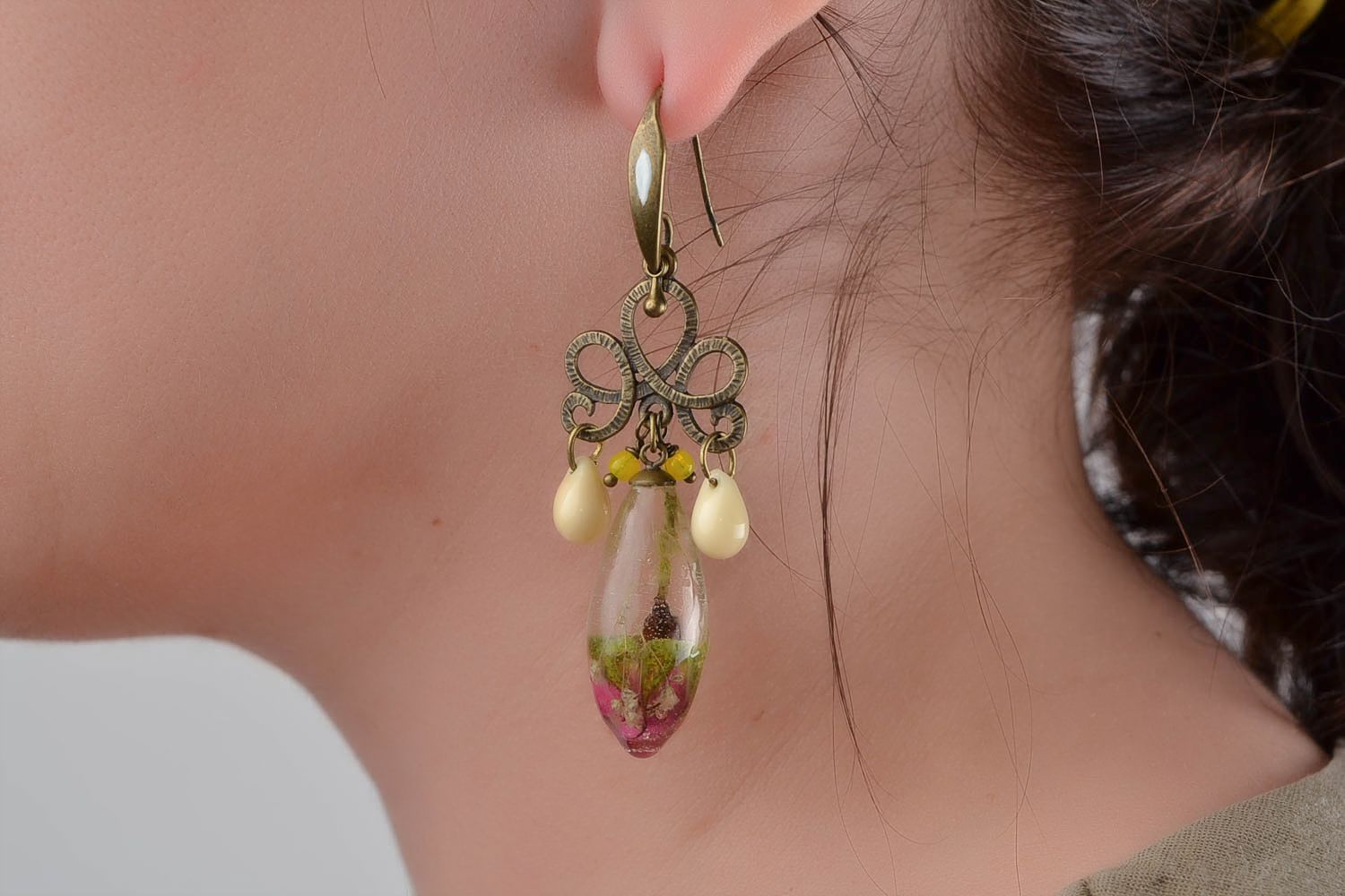 Boucles d'oreilles pendantes Bijoux fait main Cadeau pour femme résine et verre photo 1