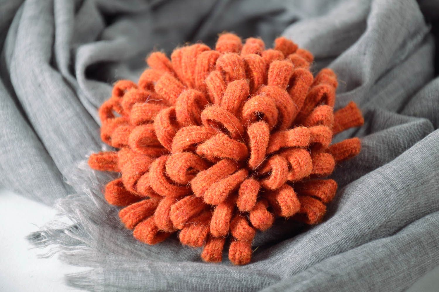 Grande broche fleur en laine orange photo 1