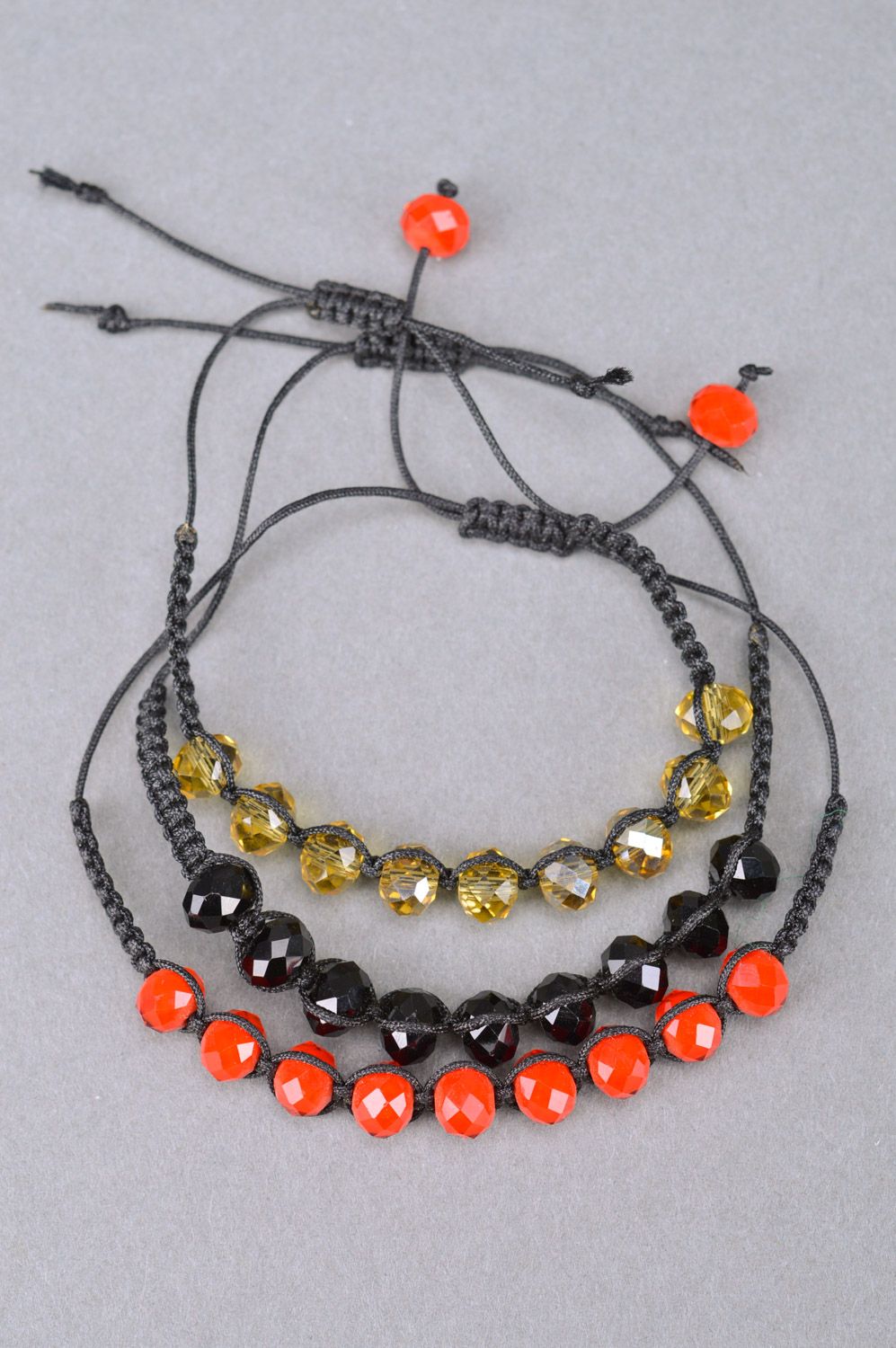 Bracelets faits main en perles fantaisie de couleurs différentes vives 3 pièces photo 5