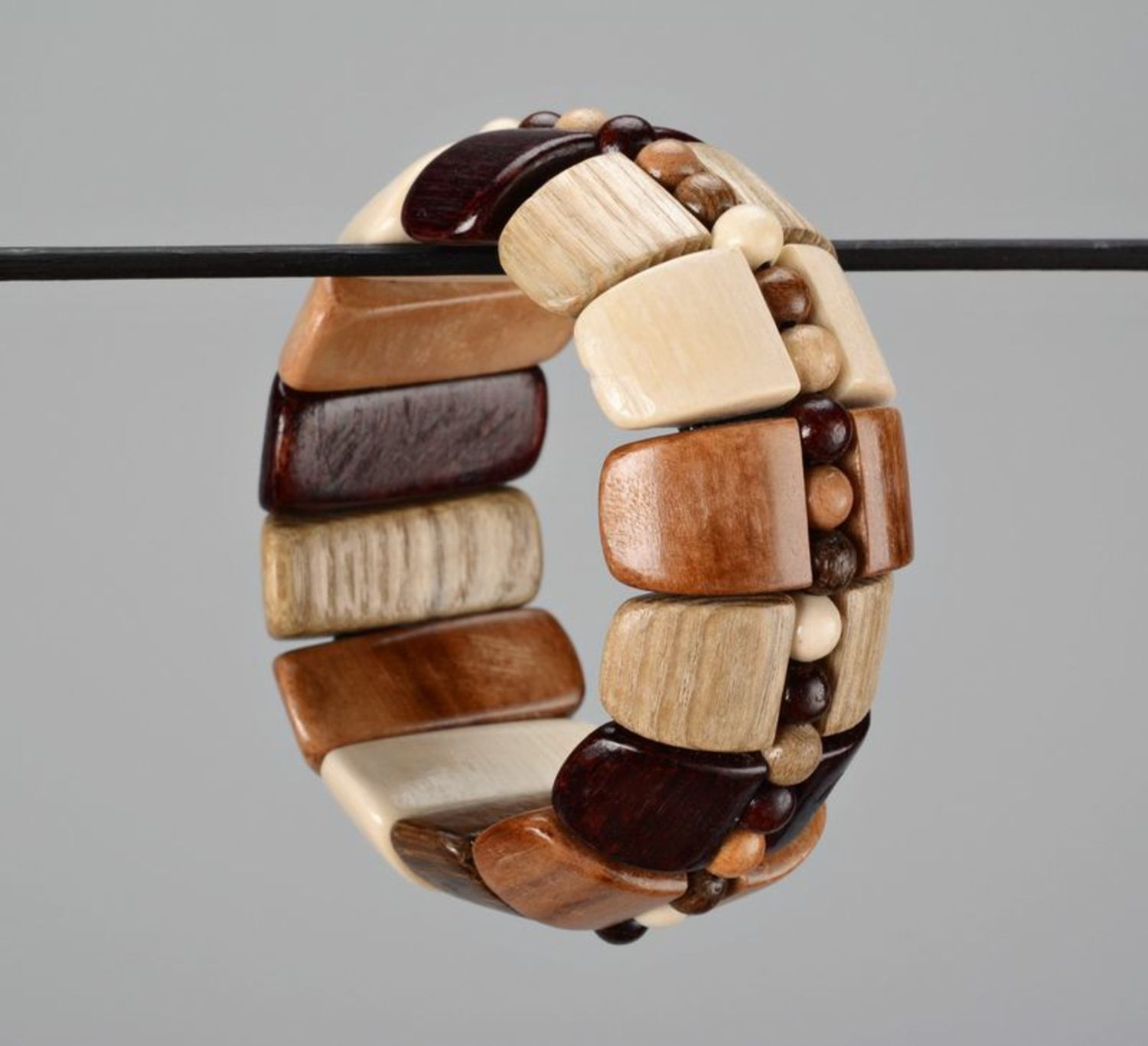 Bracelet en bois sur fil élastique photo 3