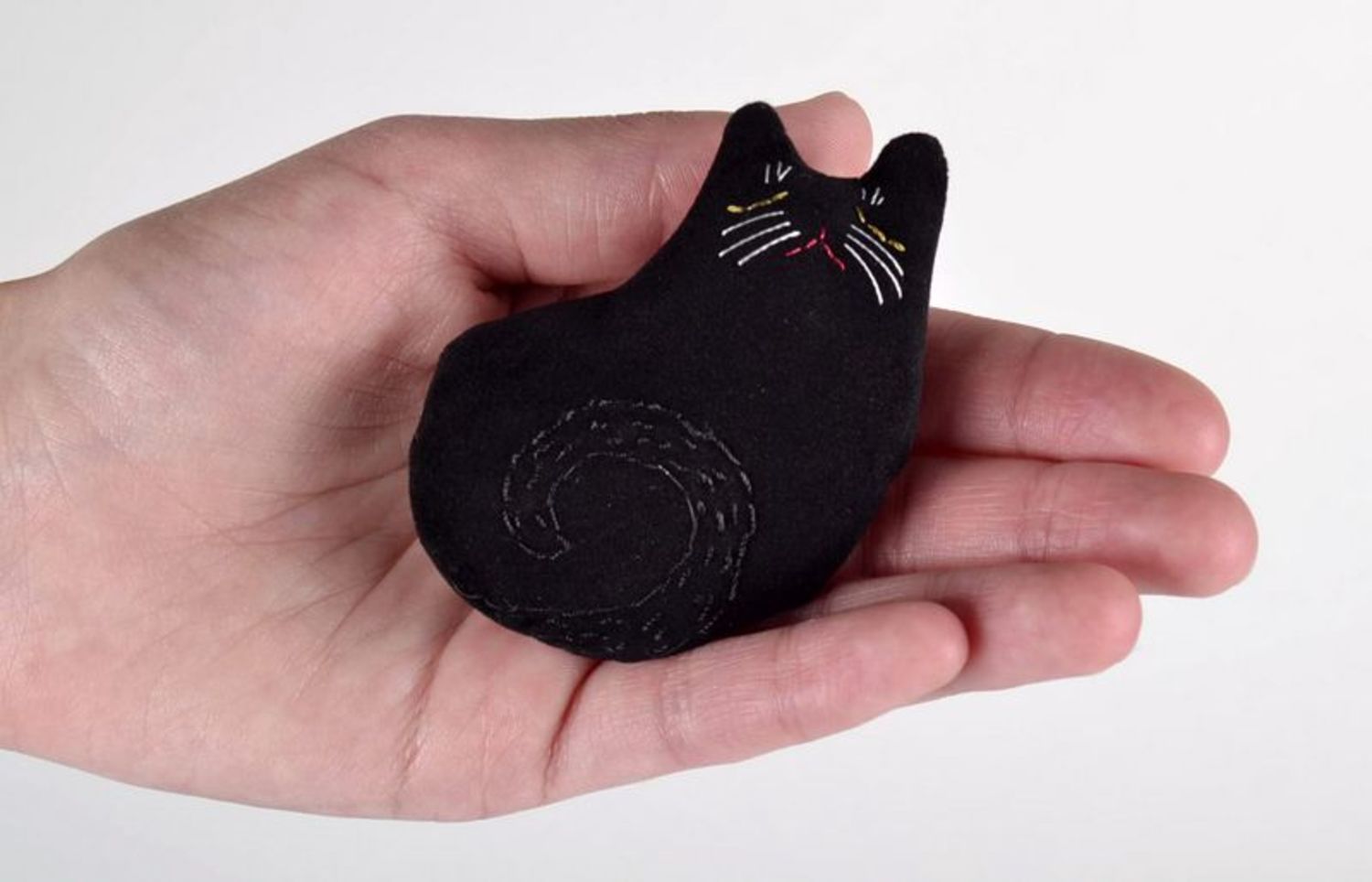 Spilla gatto nero fatta a mano Spilla piccola di hollow fiber decorativa
 foto 5