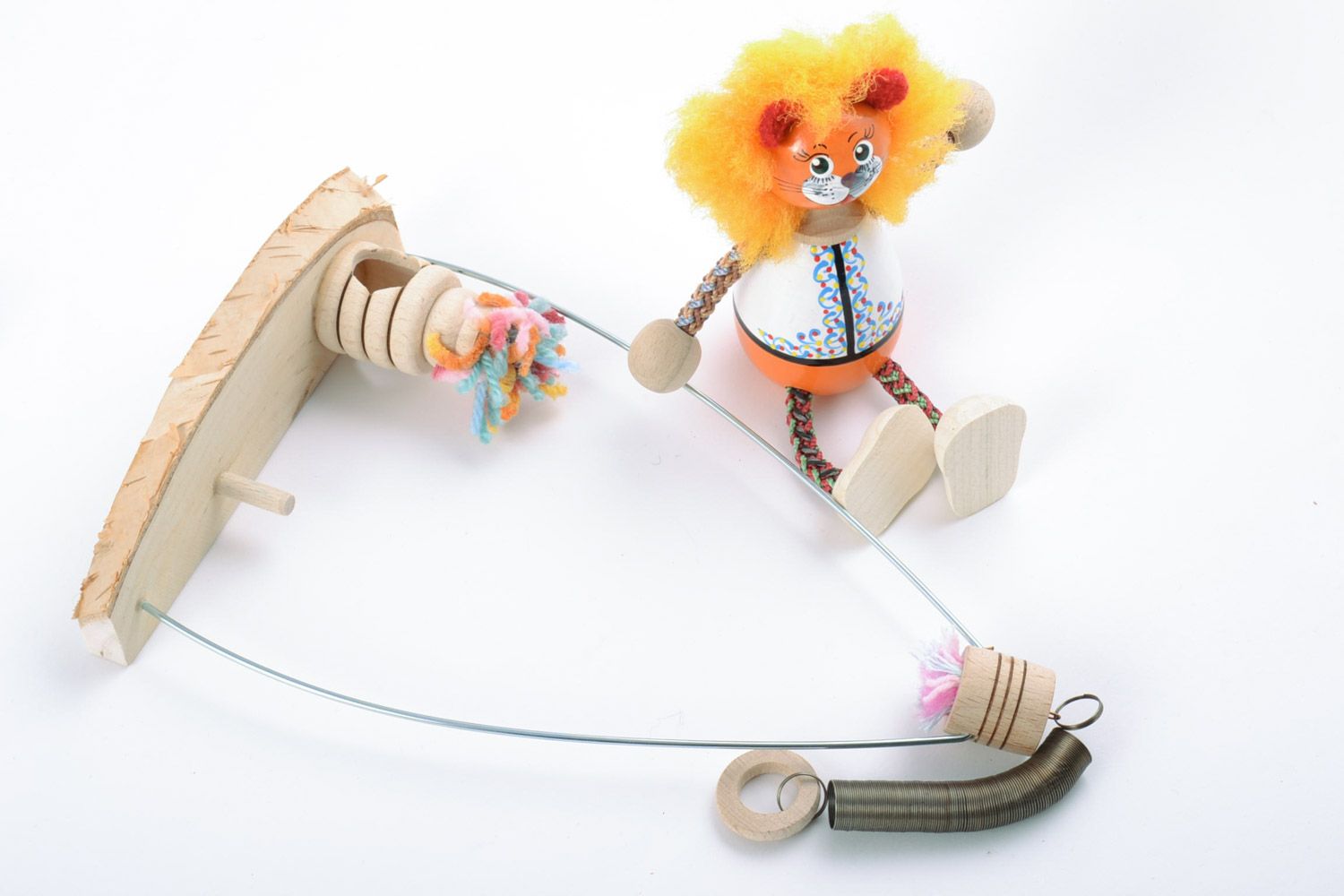 Деревянная игрушка лев на лавке ручной работы детская с росписью авторская фото 5