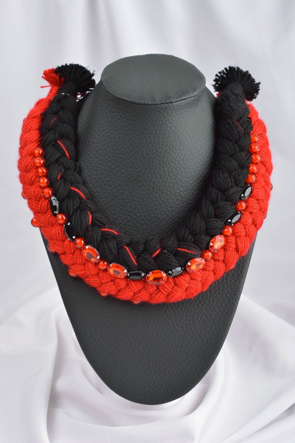 Collier textile Bijou fait main rouge et noir stylé cadeau Accessoire femme photo 1