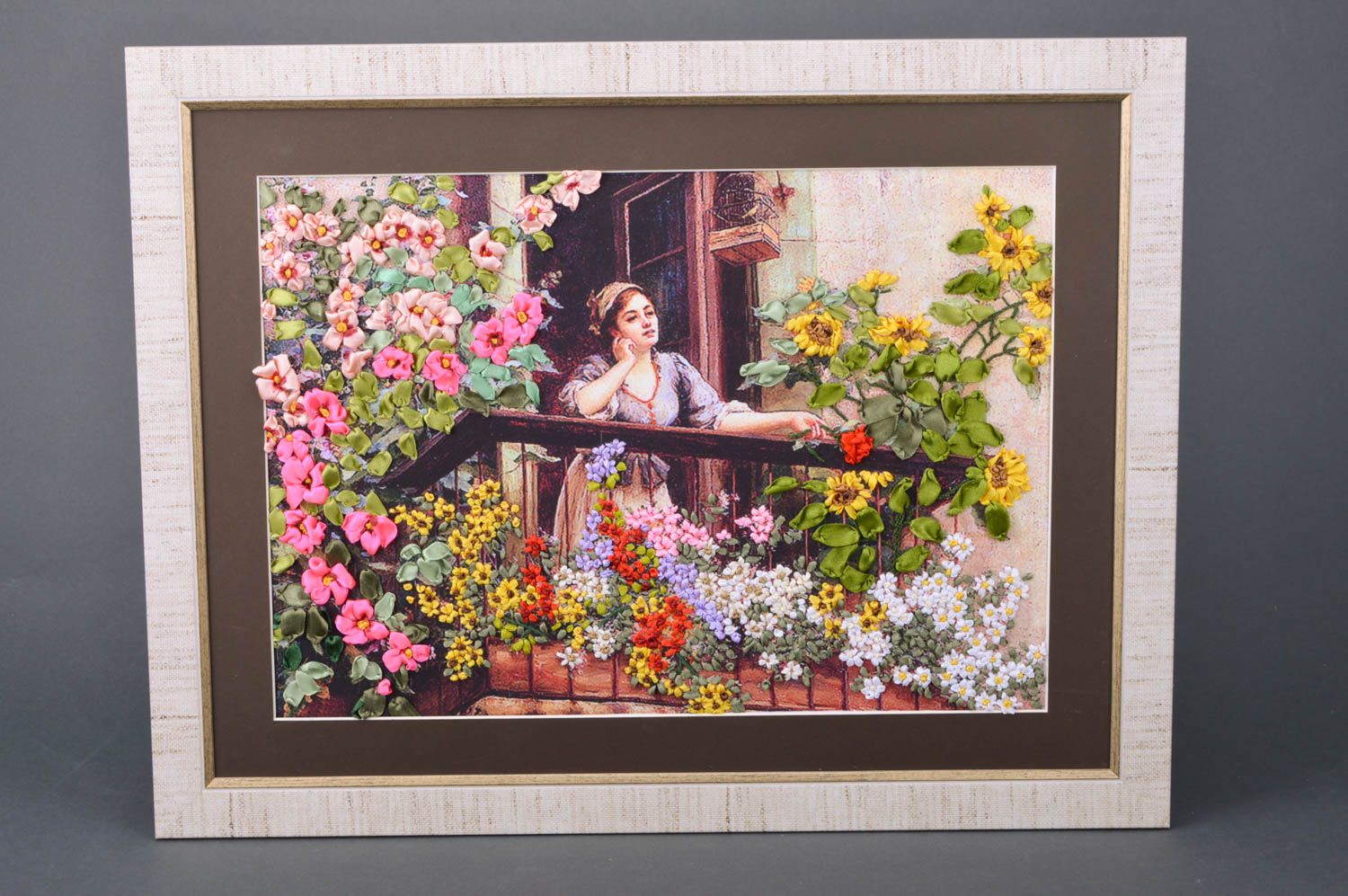 Cuadro bordado con cintas de raso artesanal en lienzo con flores en marco foto 5