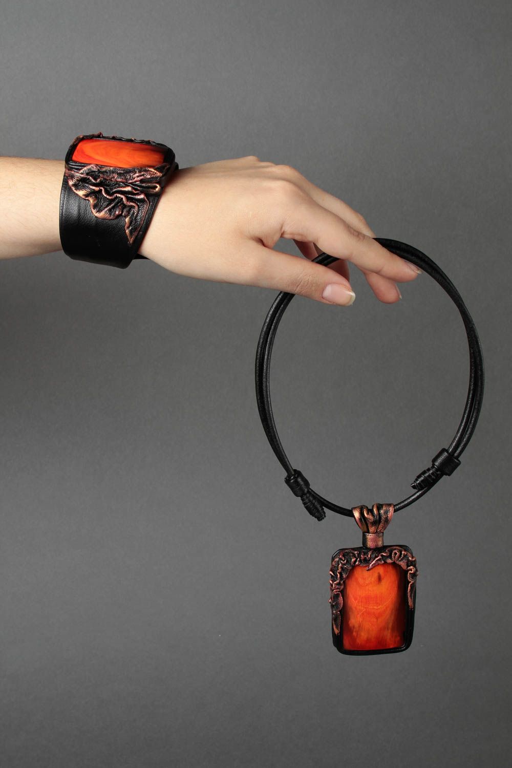 Украшения из рога ручной работы кожаный браслет кулон из кожи оранжевые фото 1