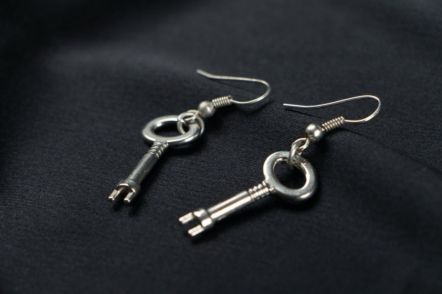 Ohrringe-Schlüssel aus Metall foto 2