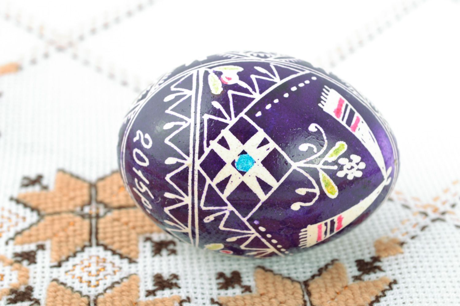 Buntes bemaltes Osterei mit Ornament aus leerem Hühnerei mit Wachs Bemalung foto 1