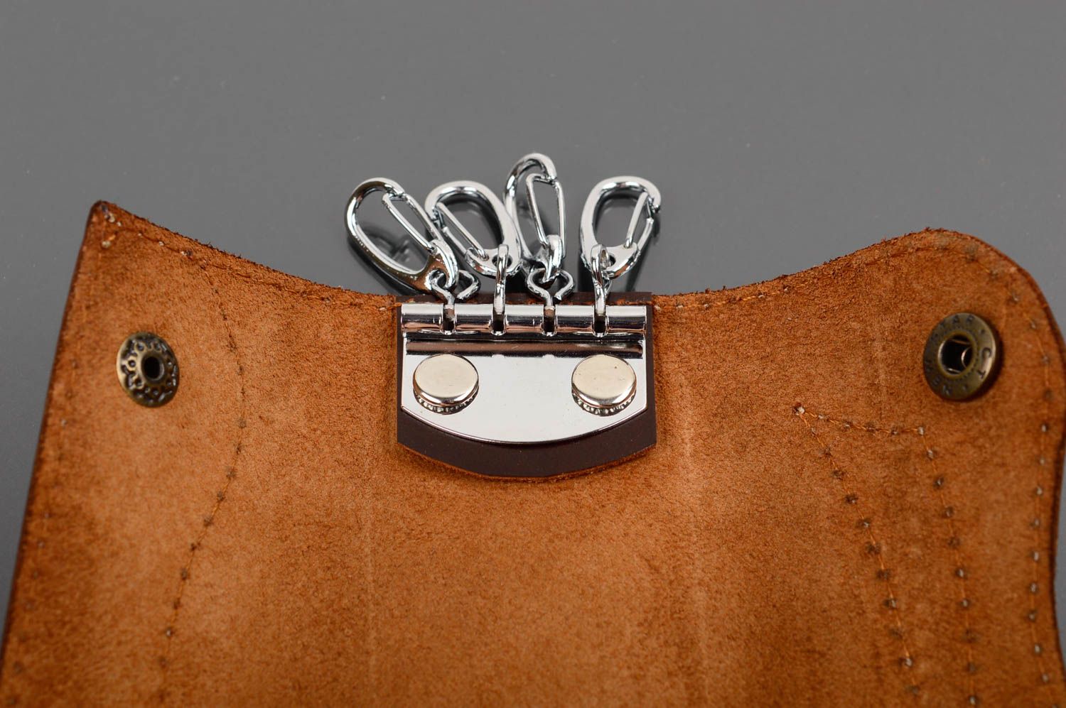 Modernes modisches schönes braunes handgemachtes Schlüsseletui aus Leder foto 3