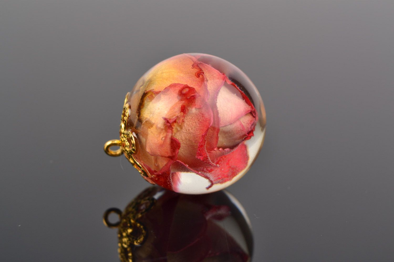 Petit pendentif en résine époxy boule avec rose original fait main pour femme photo 1