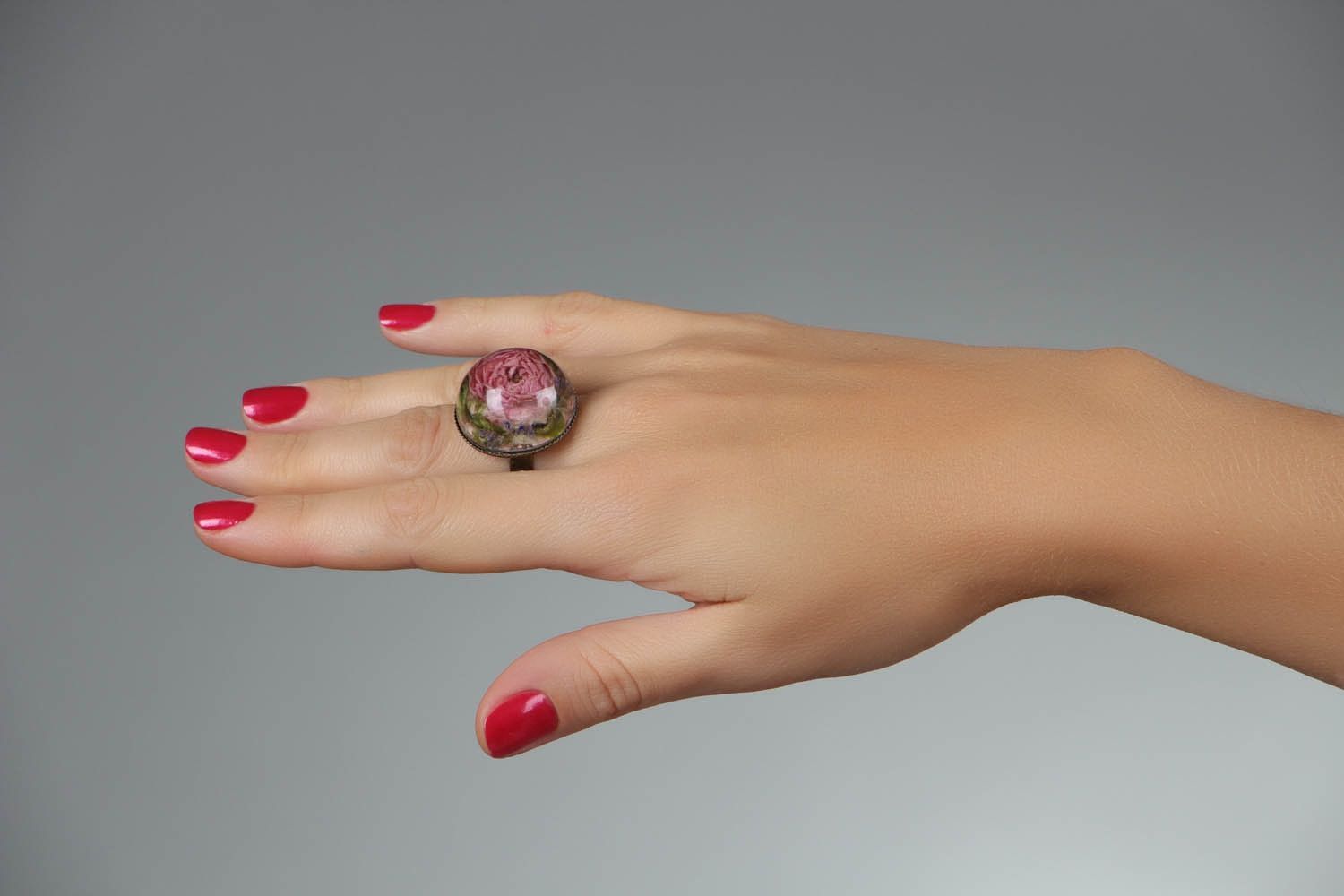 Кольцо с настоящей розой в эпоксидной смоле фото 4