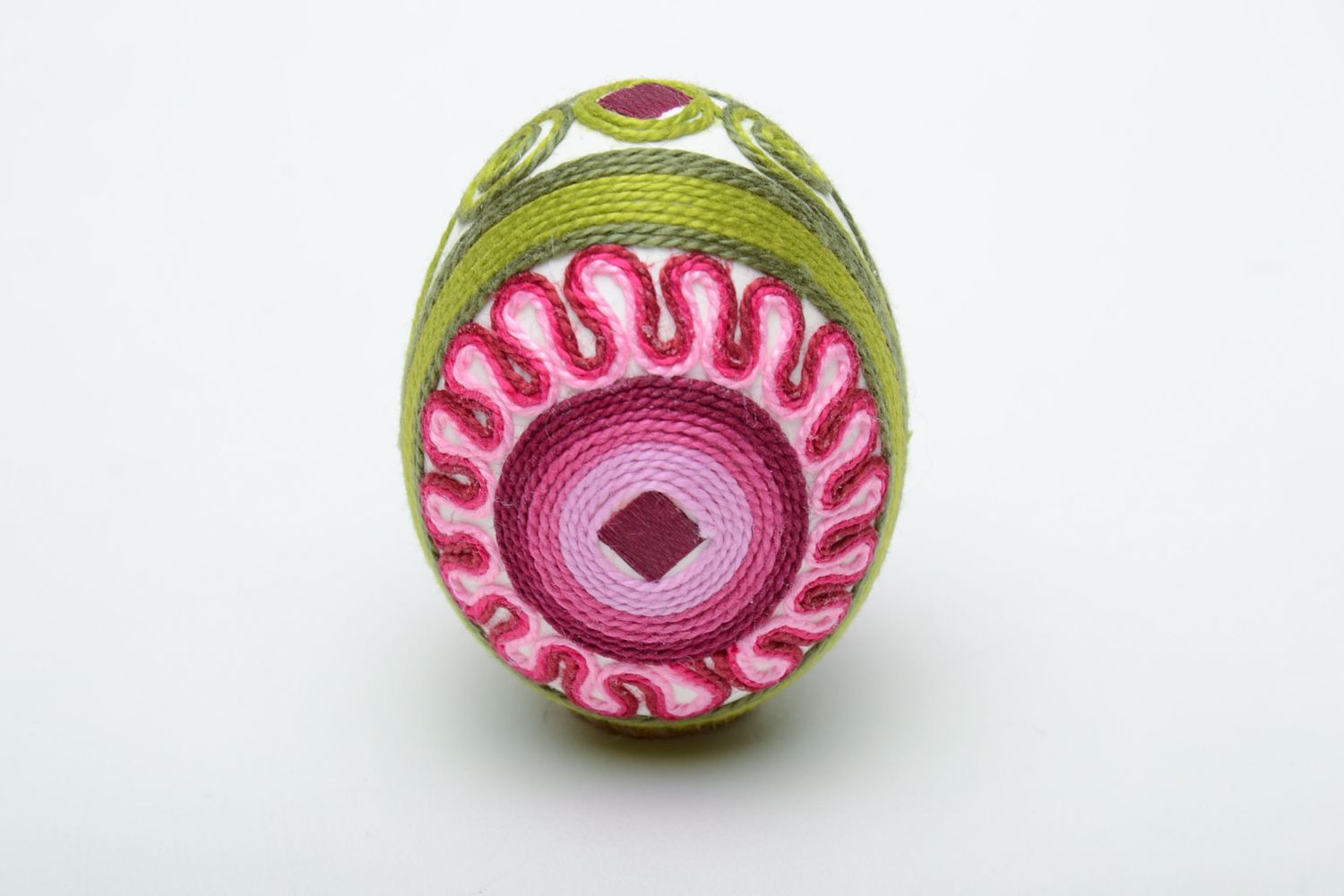 Пасхальное яйцо декоративное оплетенное шелковыми нитками фото 2