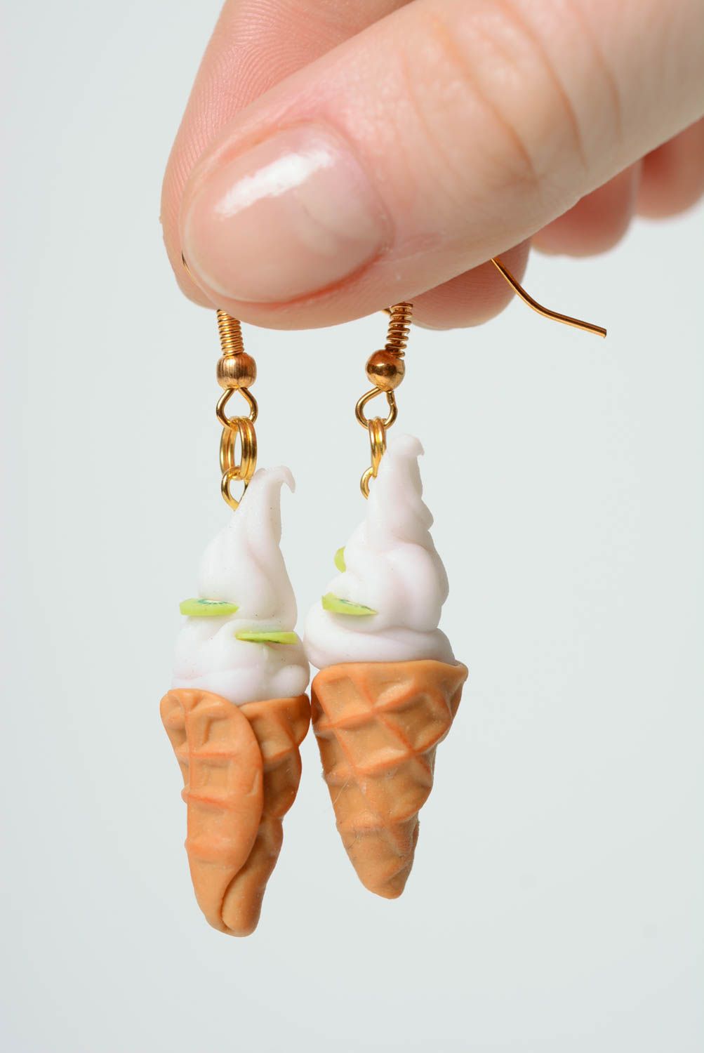 Pendientes hechos a mano de arcilla polimérica con forma de helado artesanales foto 3