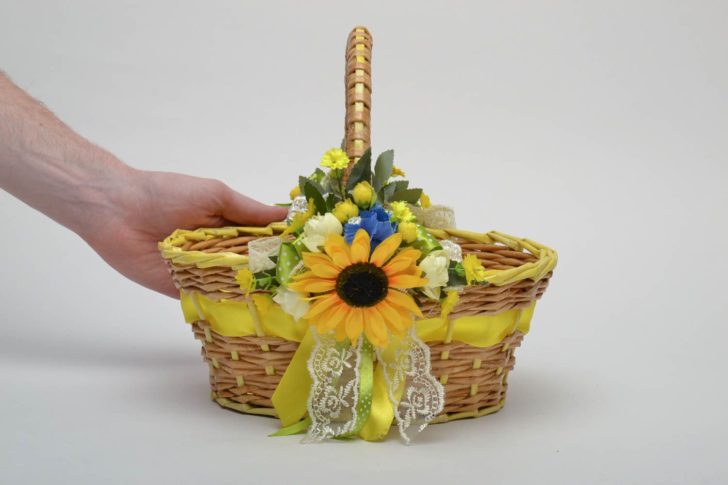 Newspaper basket with artificial flowers photo 5