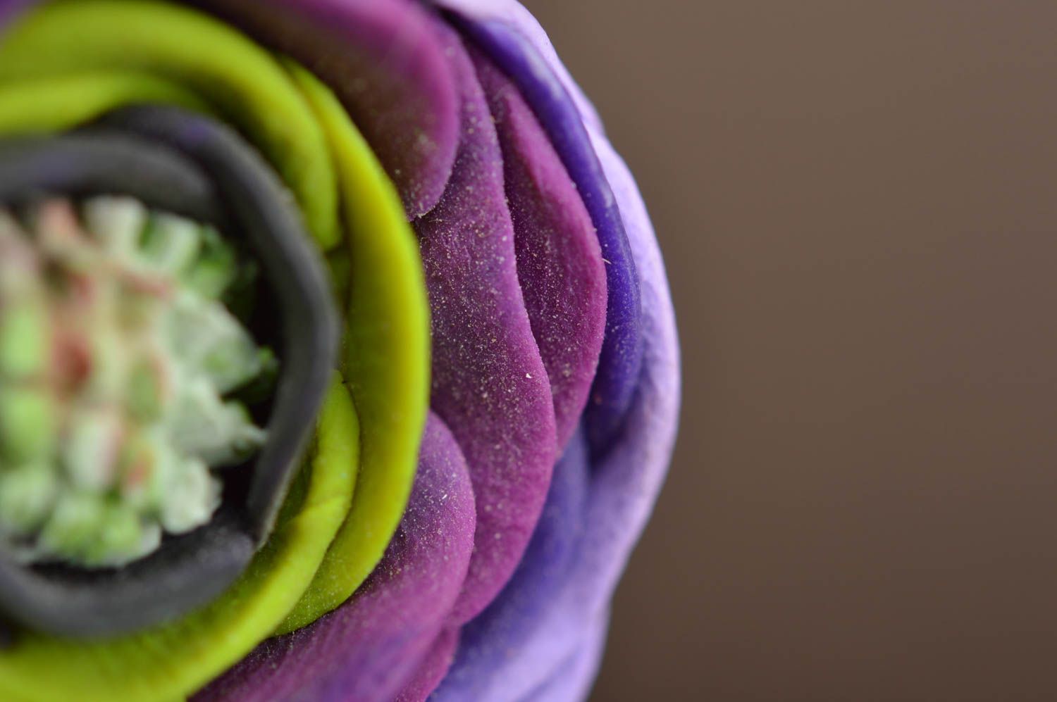 Кольцо цветок из полимерной глины фиолетовое крупное необычное ручной работы фото 5