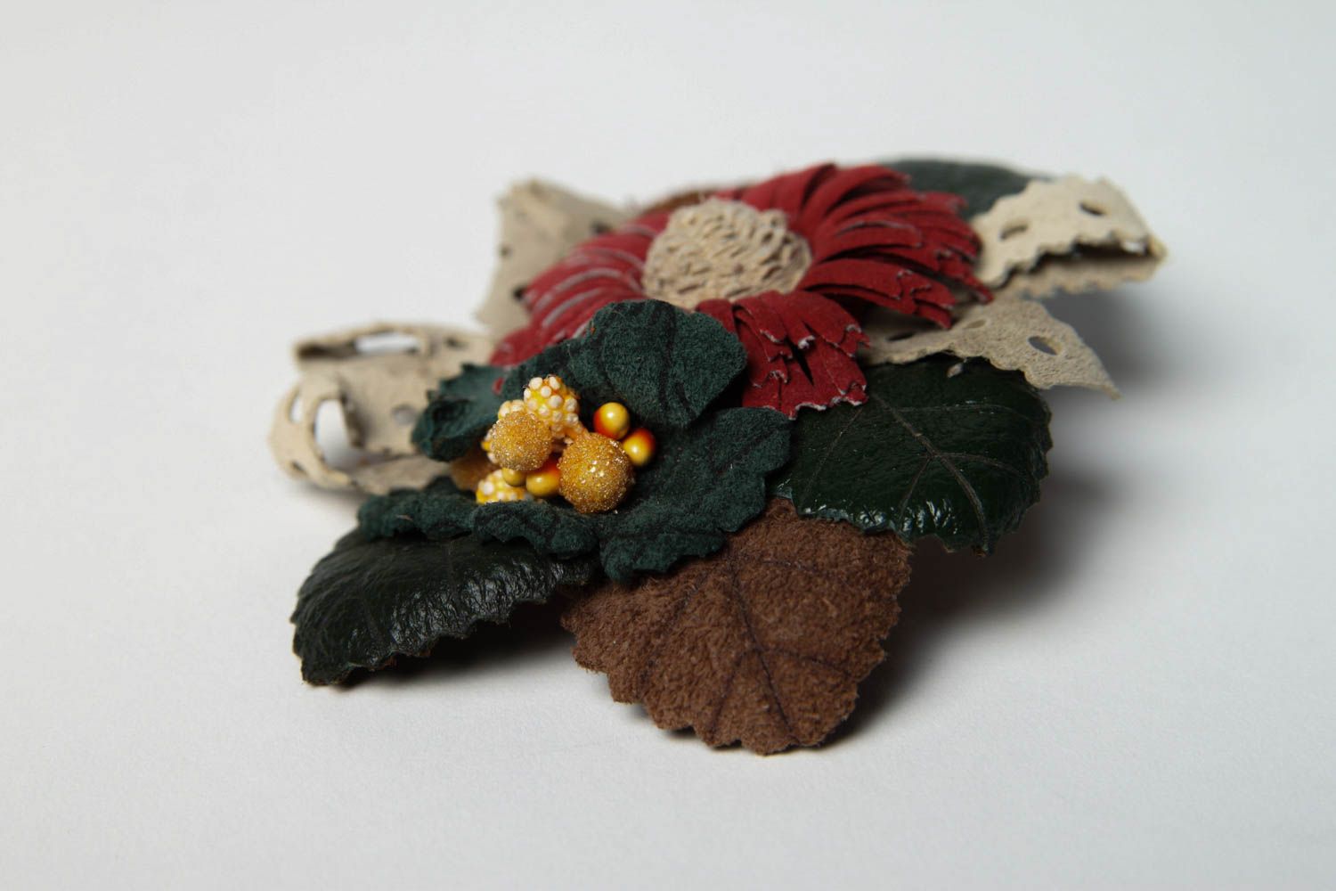 Spilla a forma di fiore fatta a mano fermaglio originale di cuoio naturale foto 4