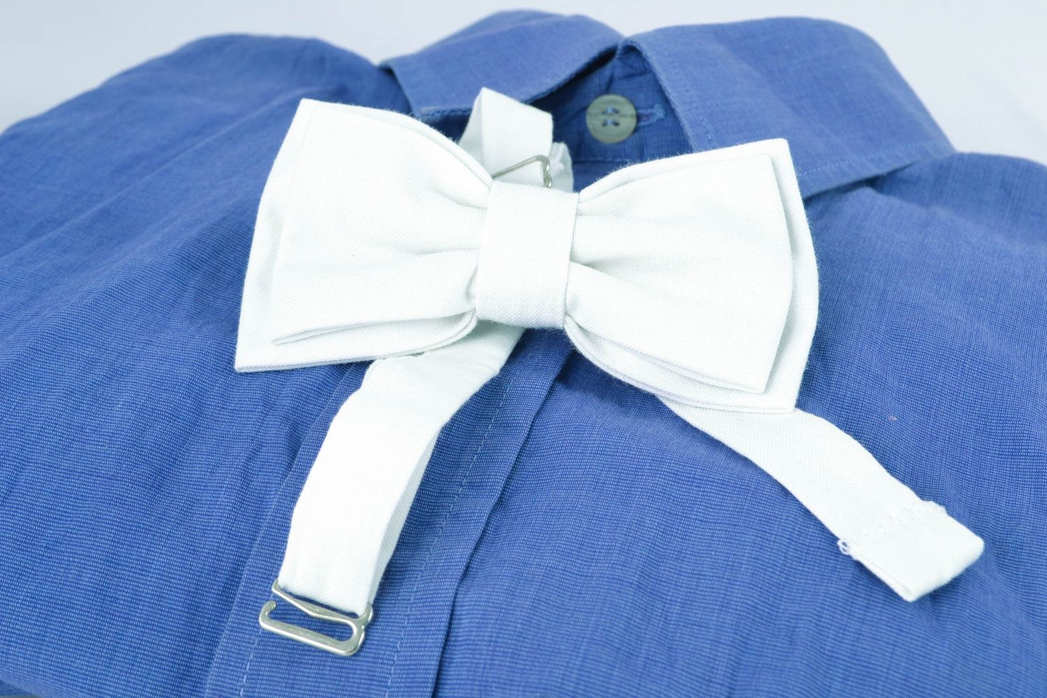 White fabric bow tie unisex photo 1