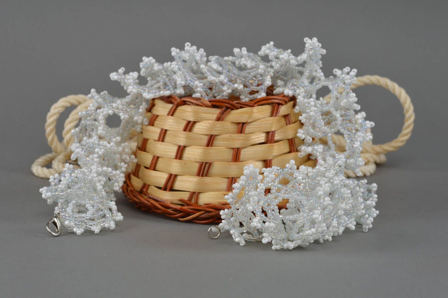 Ажурное белое ожерелье из бисера ручной работы нарядное красивое праздничное фото 1