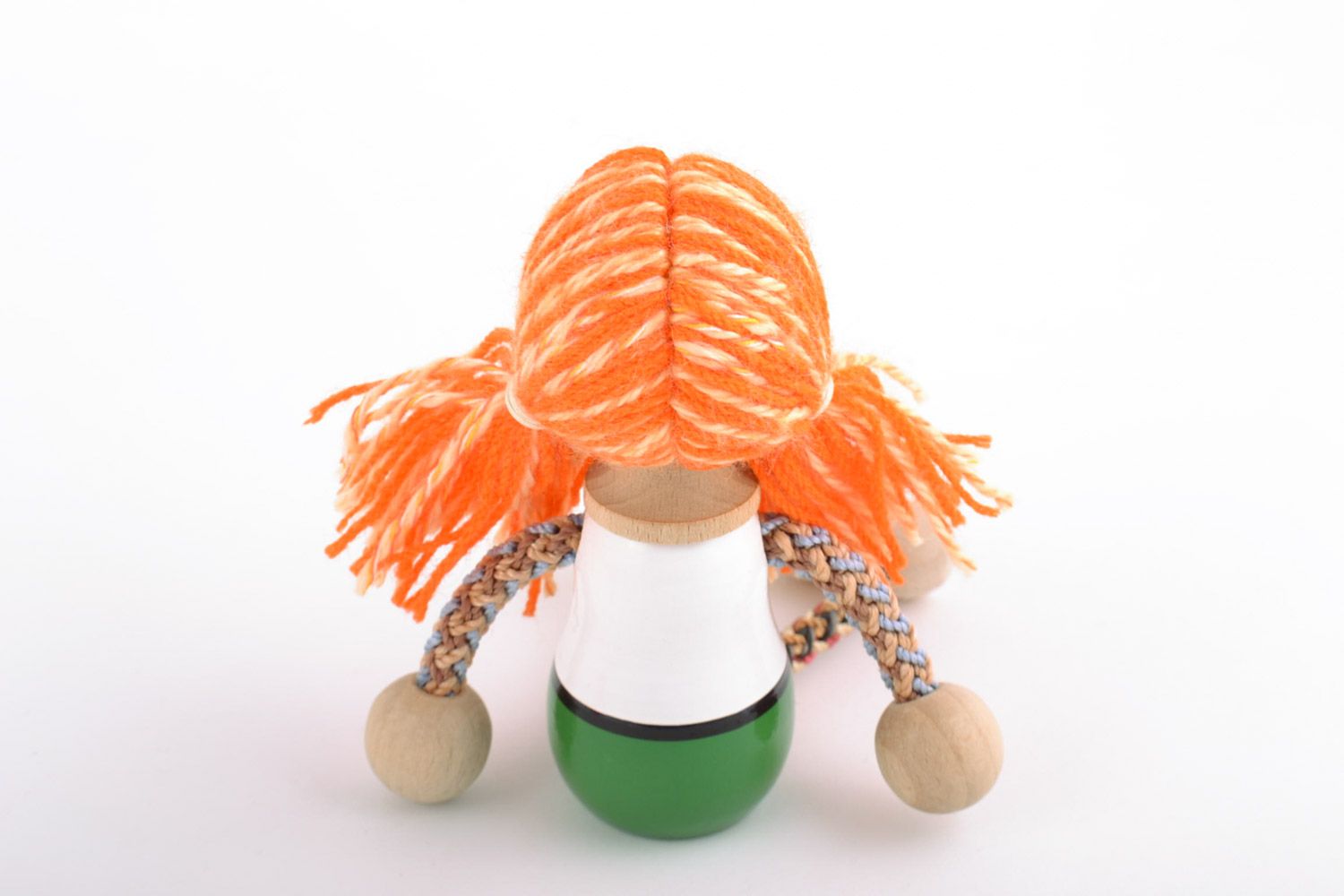 Handgemachtes bemaltes Öko Spielzeug aus Holz Puppe mit roten Haaren für Mädchen foto 5