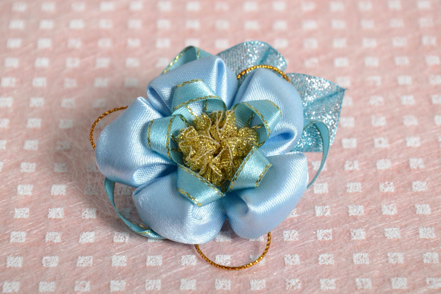 Заколка для волос из ленты в виде цветка ручной работы красивая голубая зажим фото 1