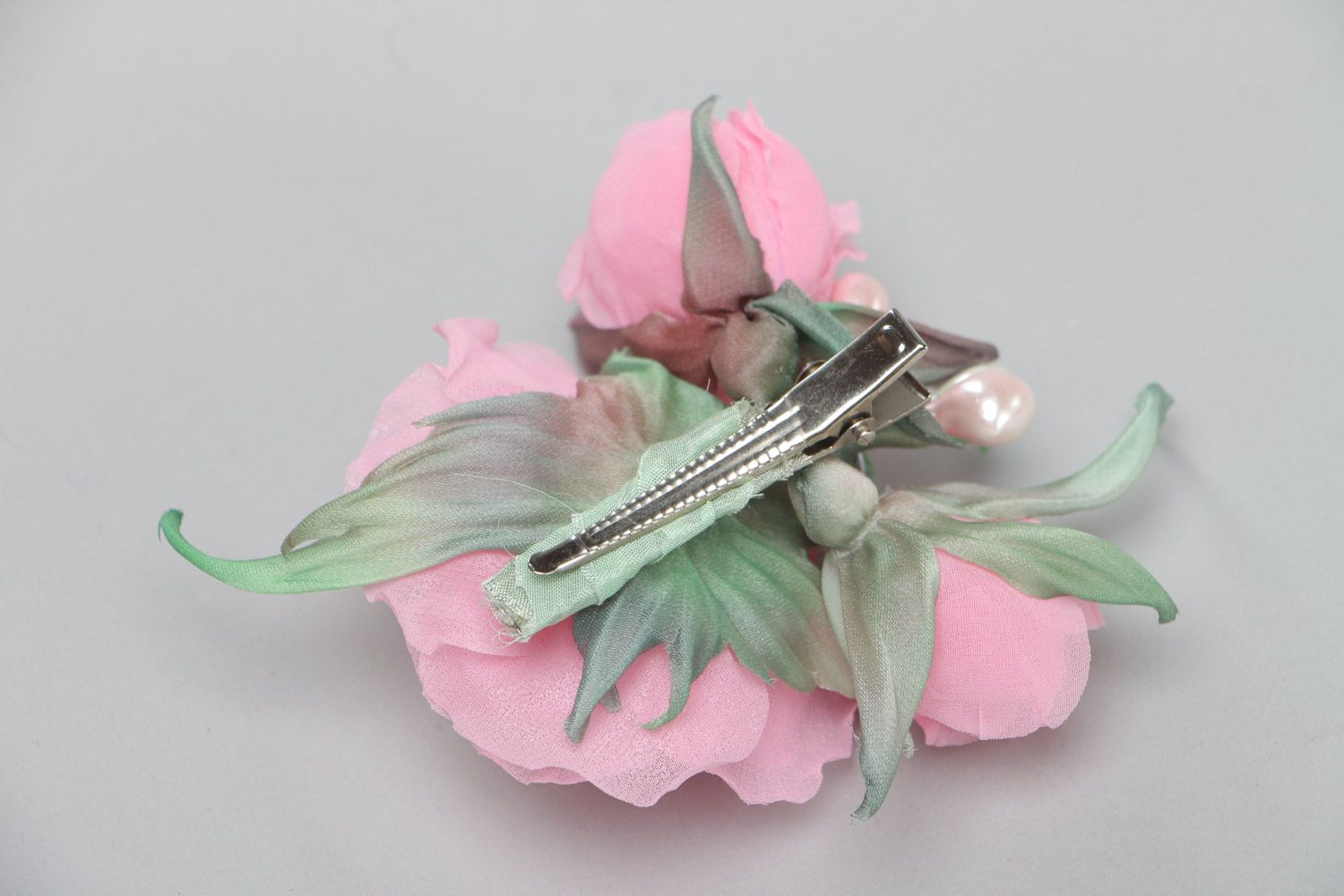 Заколка для волос в виде роз из шелка и атласа с металлическим зажимом хенд мэйд фото 4