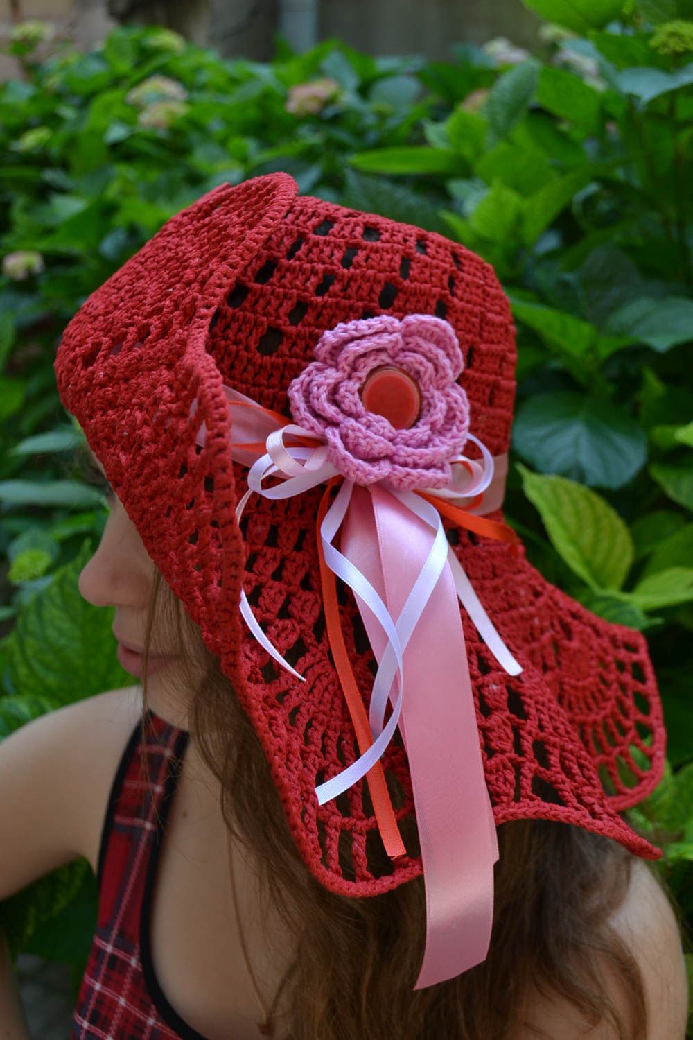 Joli chapeau d'été ajouré tricoté au crochet en coton rouge foncé fait main photo 1