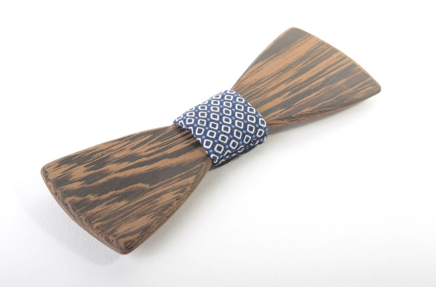Braune schöne Fliege aus Holz handmade Accessoire für Männer Krawatte Fliege foto 2