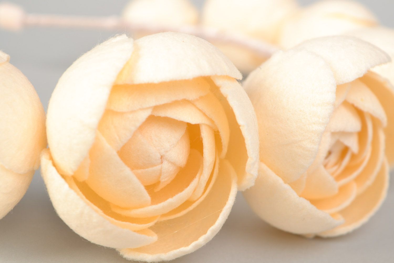 Diadema para el pelo de fieltro con forma de rosas blancas sobre la base de metal hecha a mano foto 4