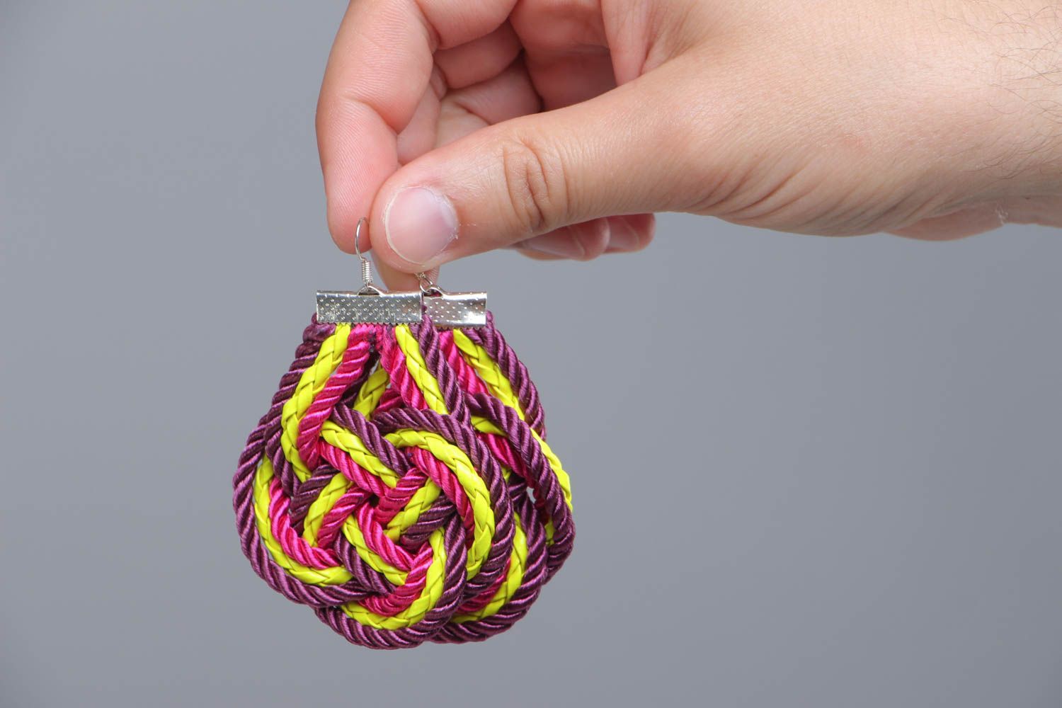 Плетеные серьги из текстильного шнура ручной работы контрастные красивые фото 5