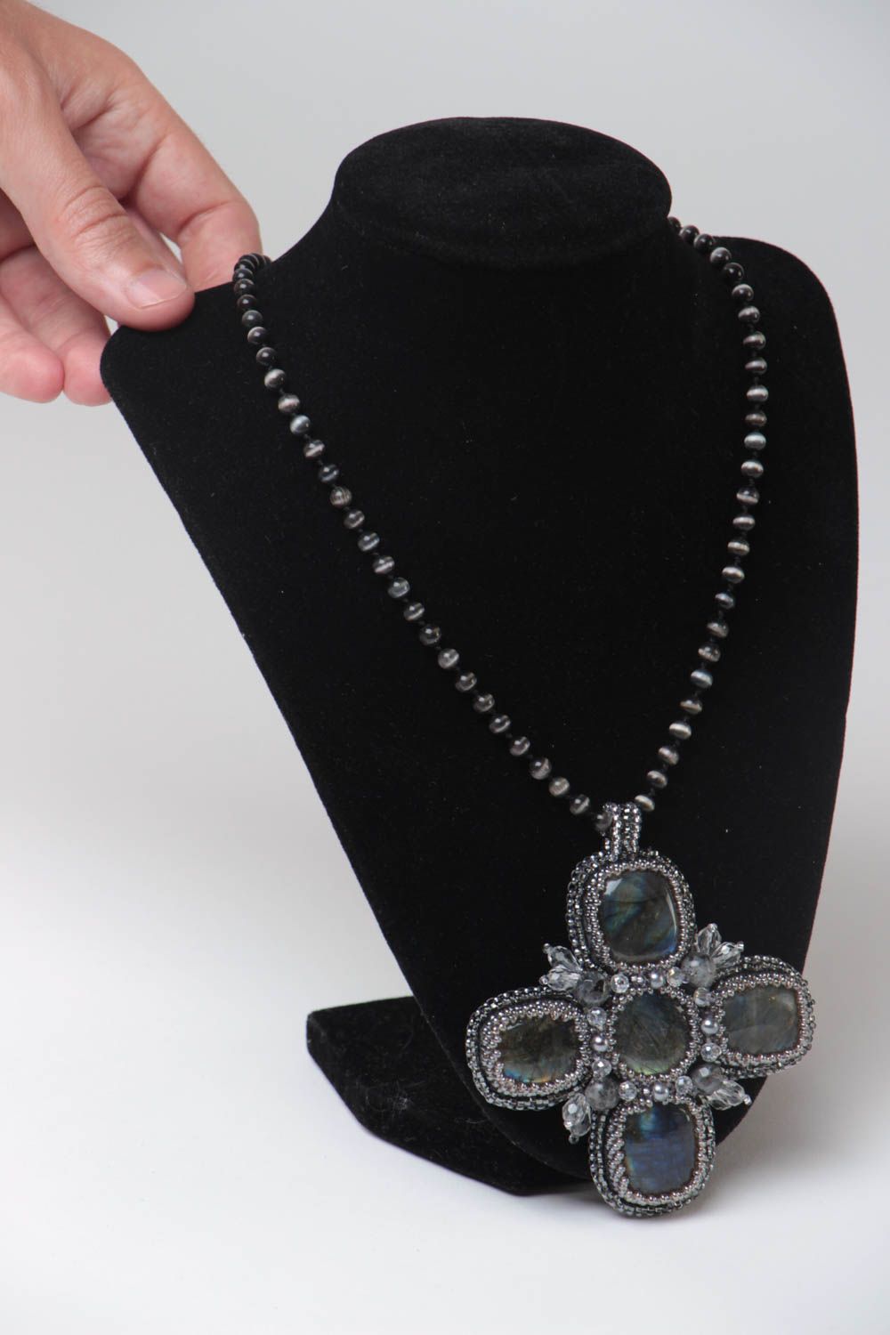 Originelles handgemachtes Collier aus Glasperlen und Natursteinen für Frauen foto 5