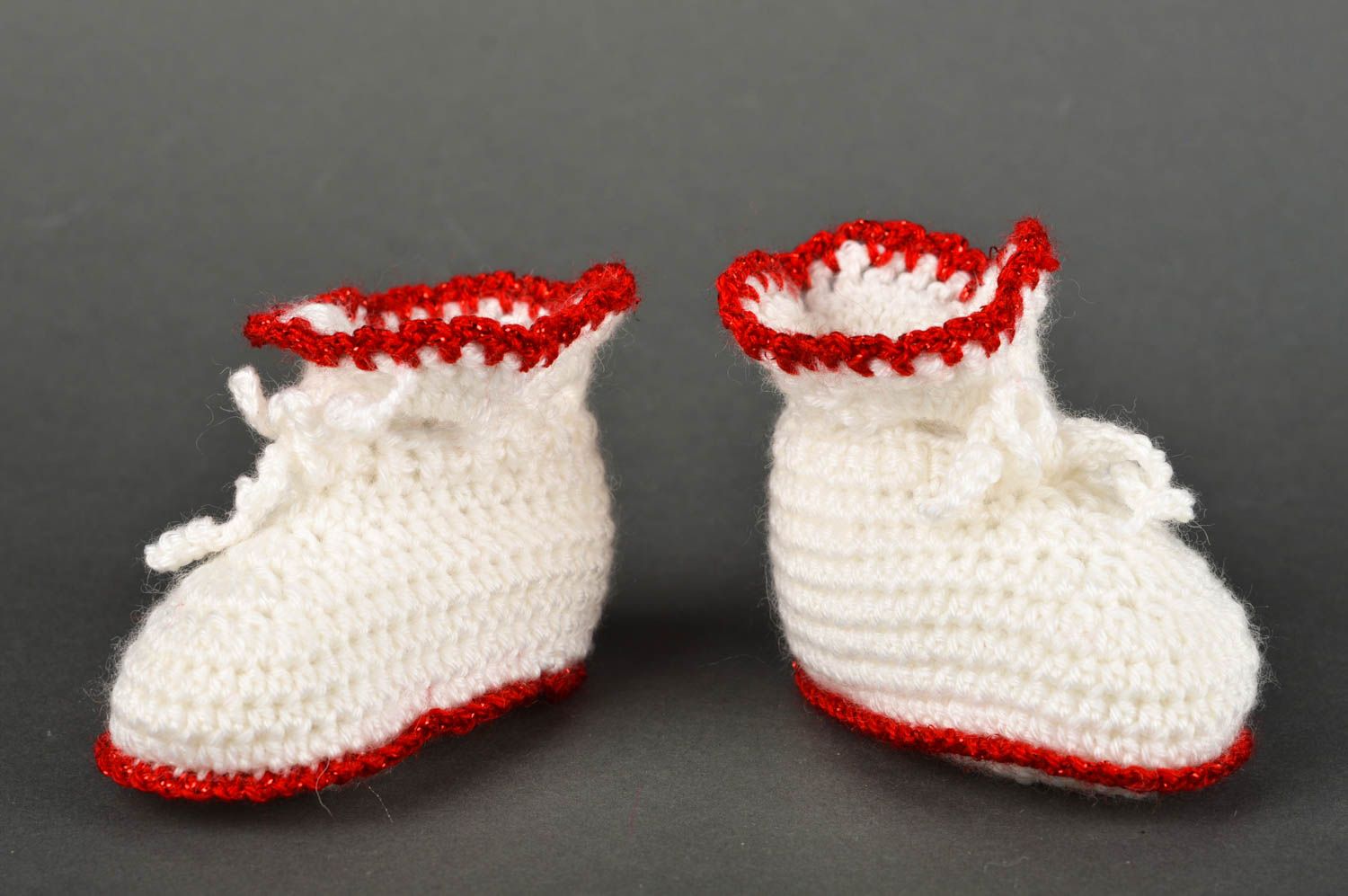 Chaussons tricot faits main Chaussures bébé blanc-rouge au crochet Vêtement bébé photo 2