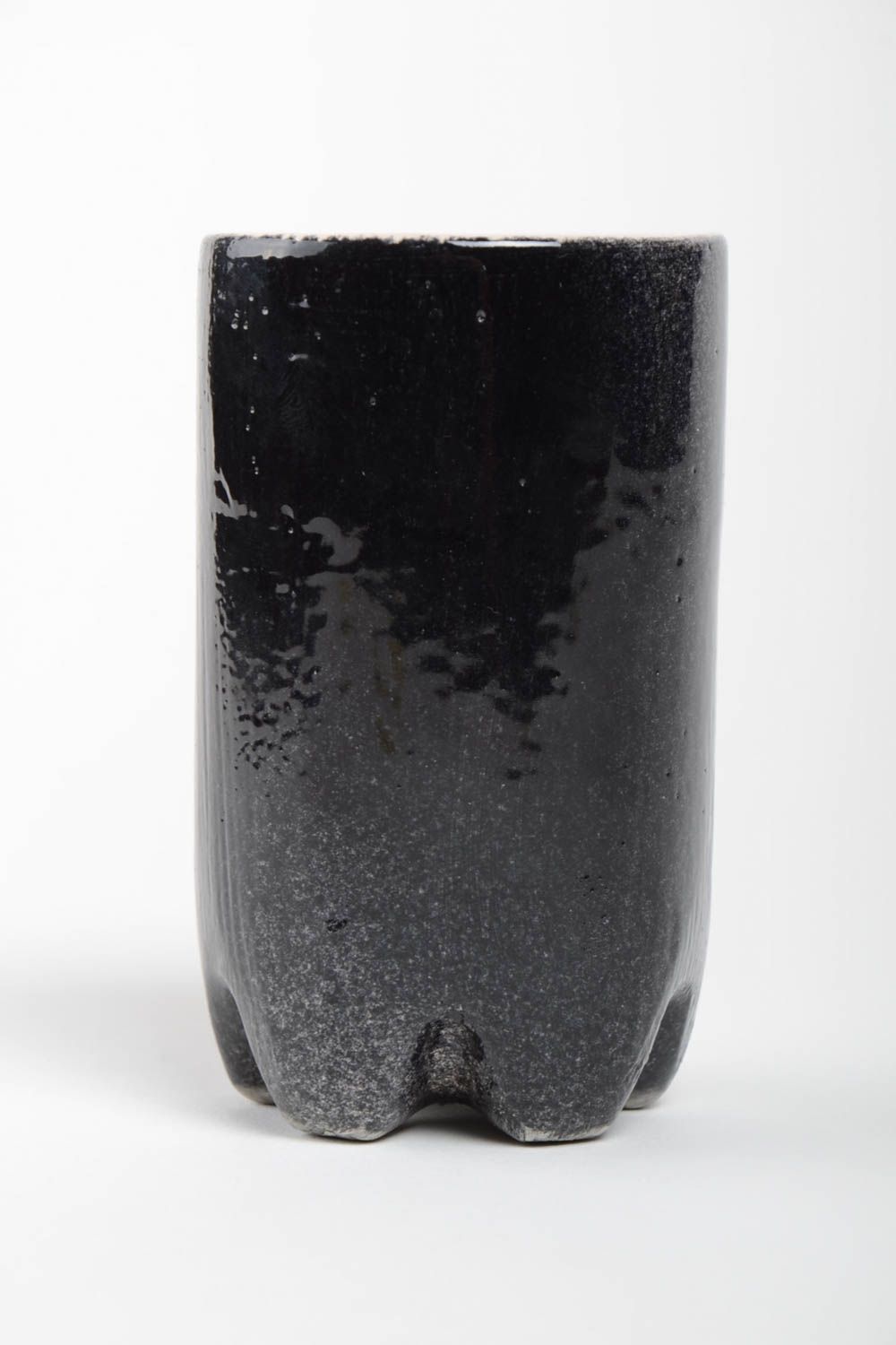 Стакан из глины в виде бутылки черный глазурованный объемом 300 мл ручной работы фото 2