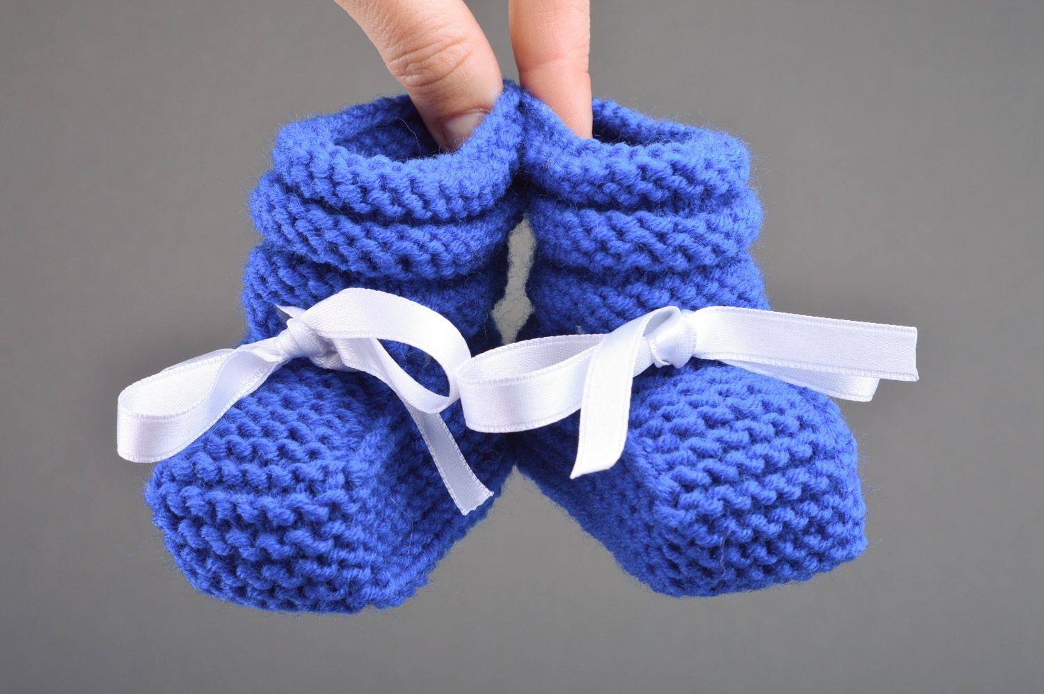 Handmade baby booties knitted of bright blue semi-woolen threads with satin bow photo 3