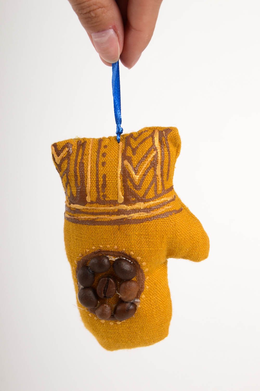 Декоративная подвеска ручной работы декор для детской мягкая игрушка варежка фото 2