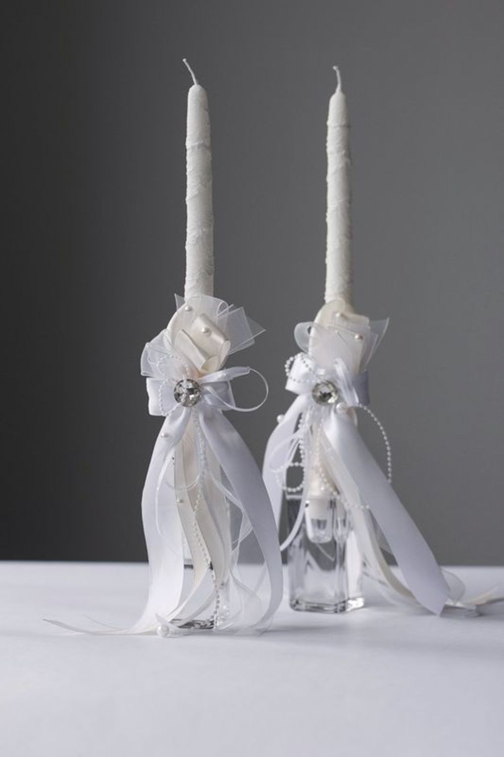 Свадебная свеча с белыми лентами и стразами фото 4