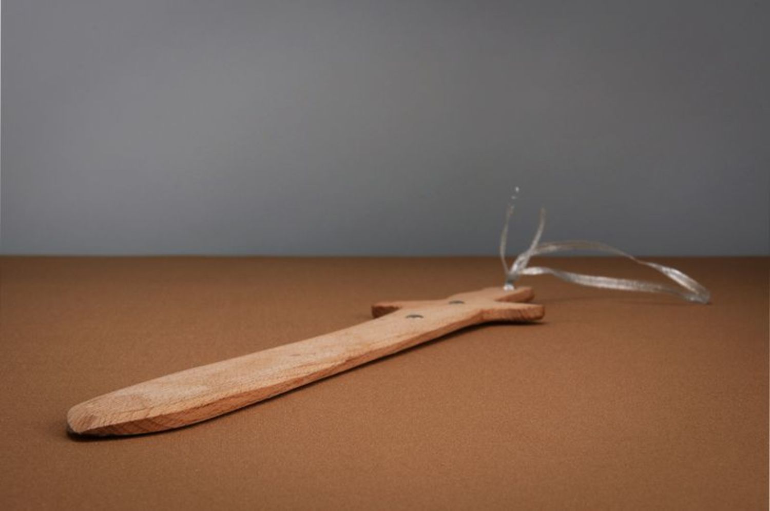 Brinquedo espada de madeira foto 4