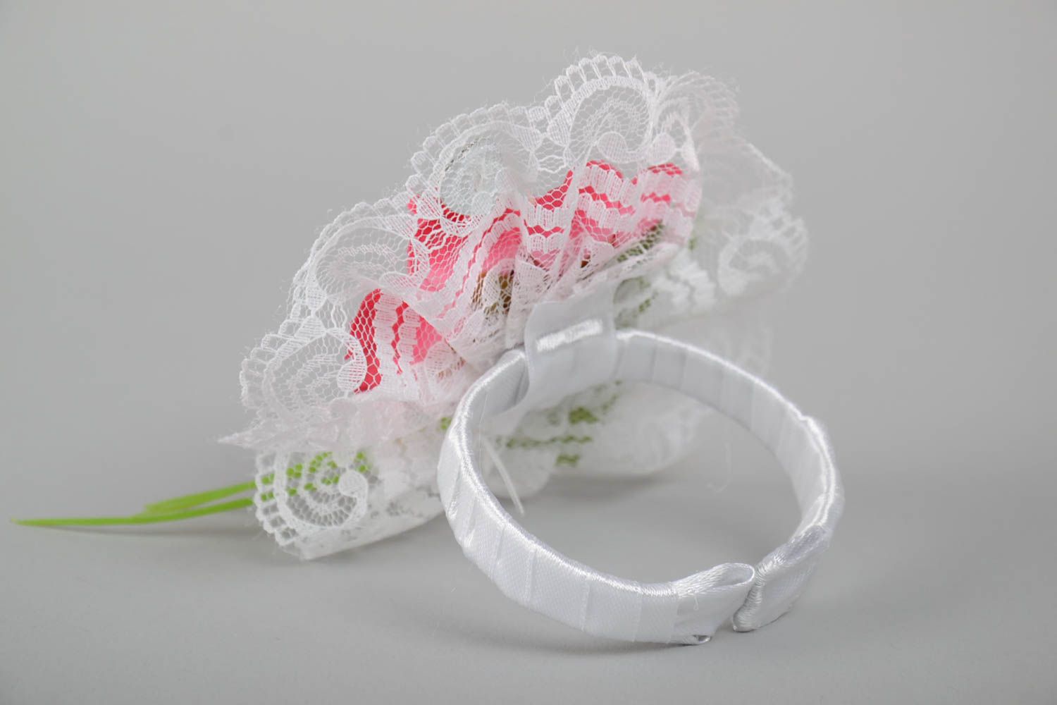 Handmade Hochzeit Armband aus Kunstblumen mit Spitze und Plastikelementen foto 3
