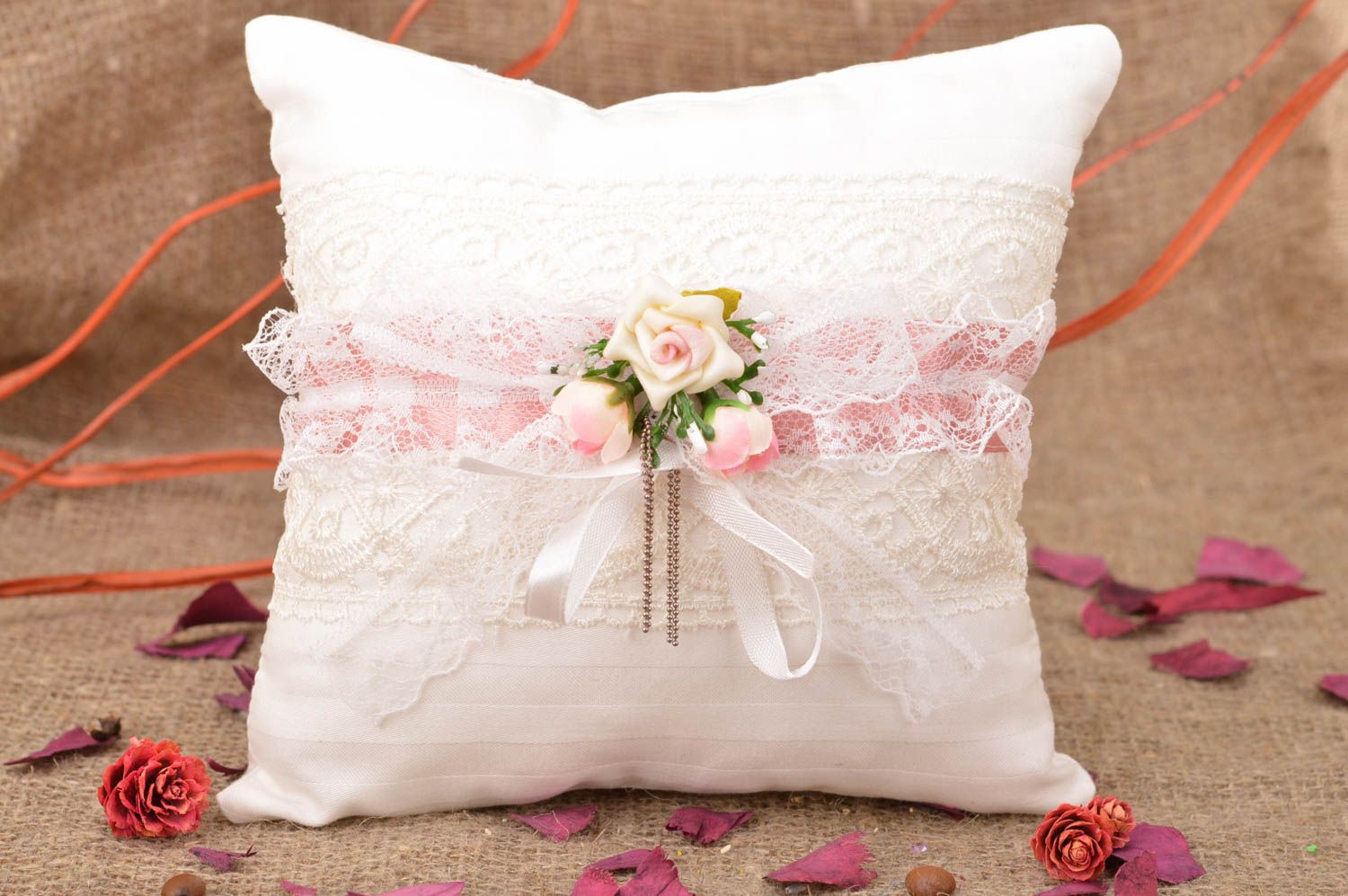 Свадебная подушечка для колец из хлопка белая кружевная красивая ручной работы фото 1