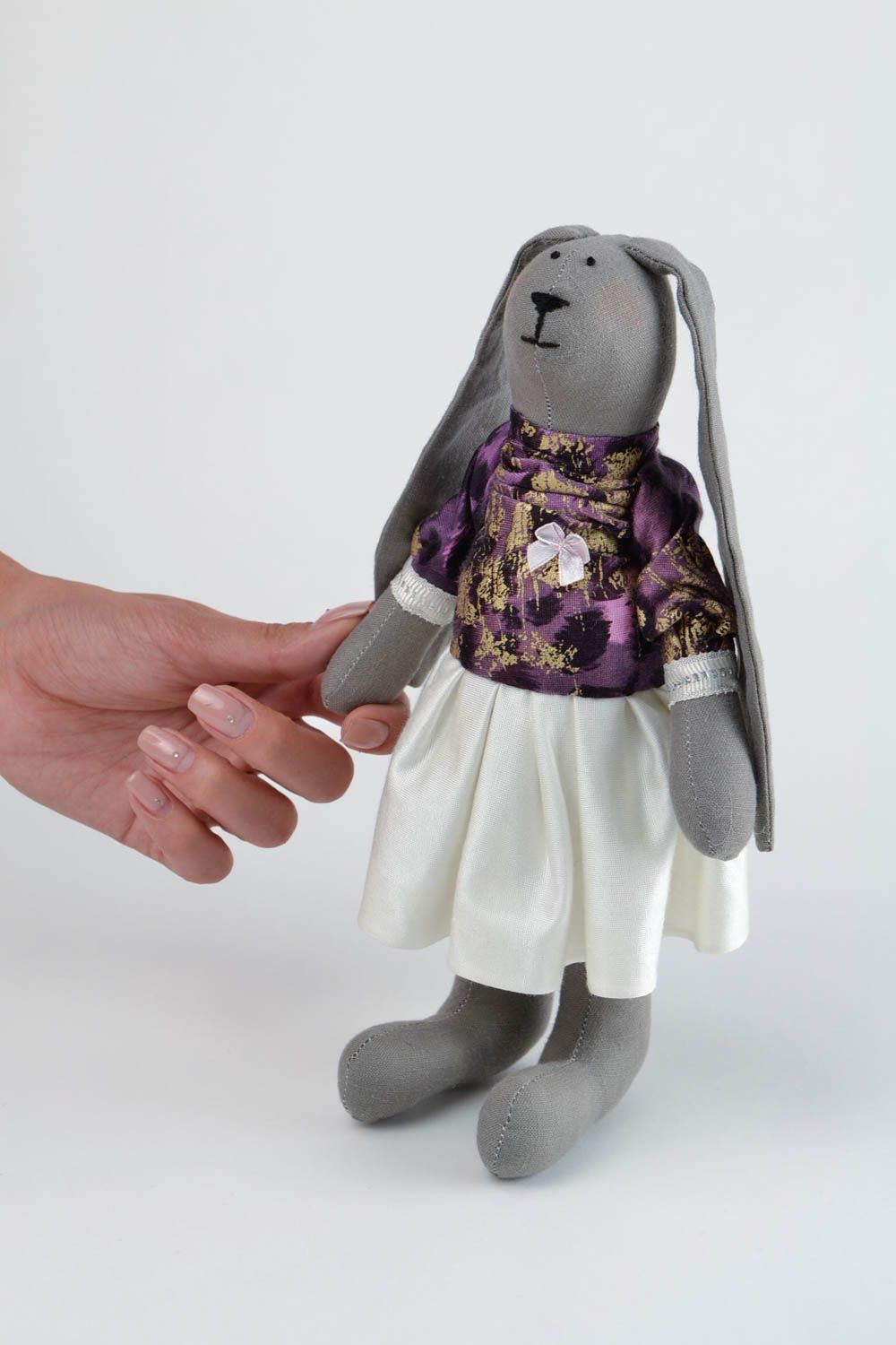 Peluche lapin gris en tissus Jouet fait main en robe Cadeau pour enfant photo 2