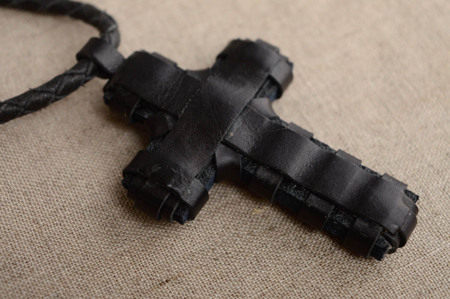Pendentif en cuir croix pectorale noir fait main de créateur accessoire  photo 5