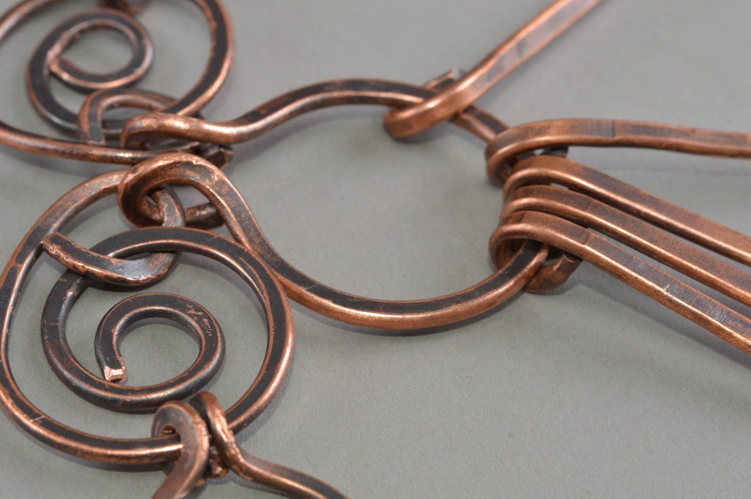 Ungewöhnliche stilvolle schöne handgemachte Halskette aus Kupfer für Frauen foto 5