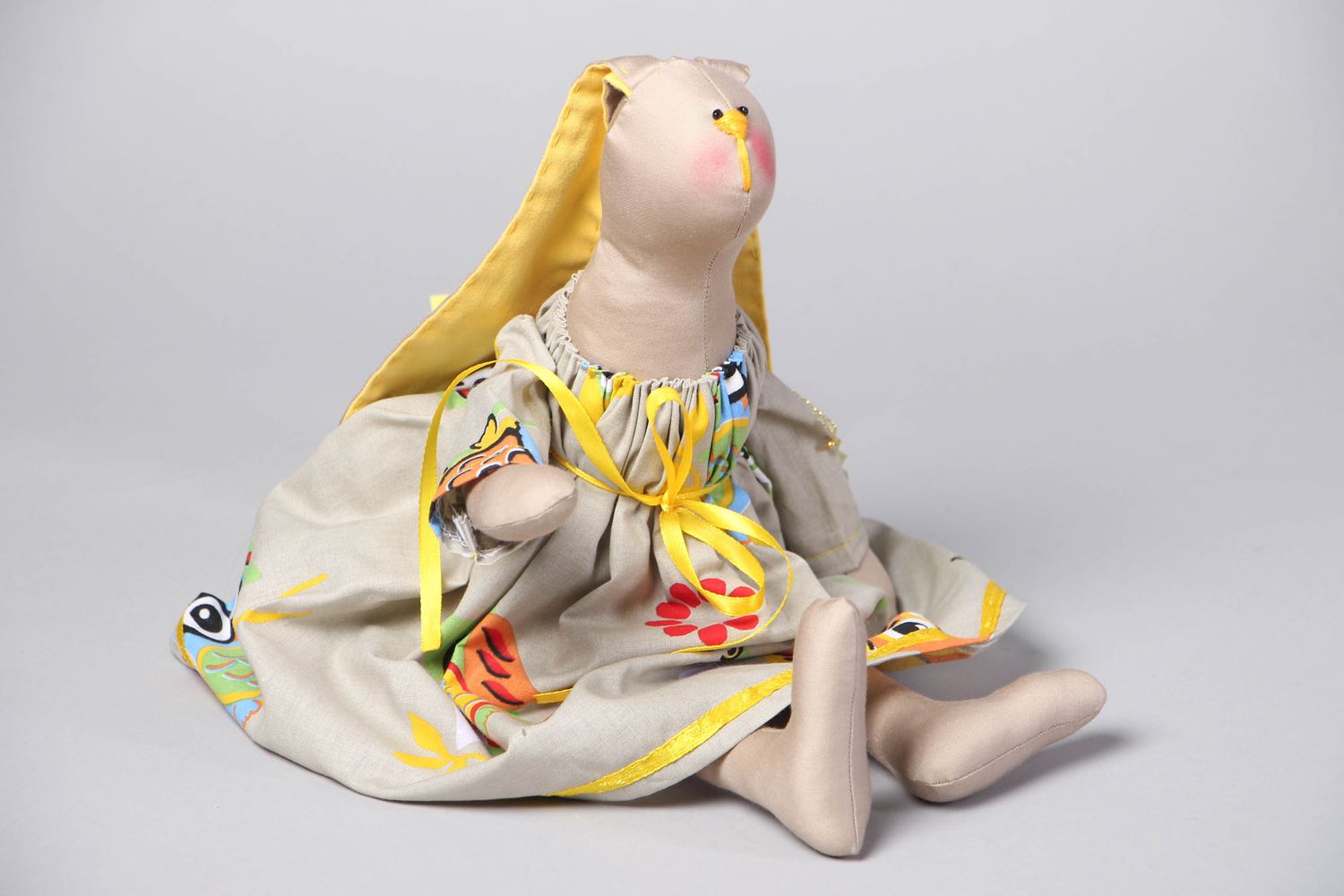 Handgemachte Puppe aus Stoff Häschen im Kleid foto 1