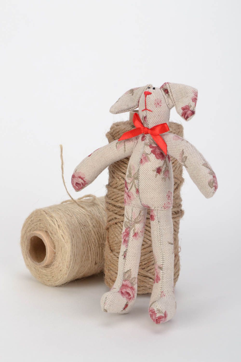Мягкая игрушка зайка из ткани с бантиком ручной работы для интерьера и детей фото 1