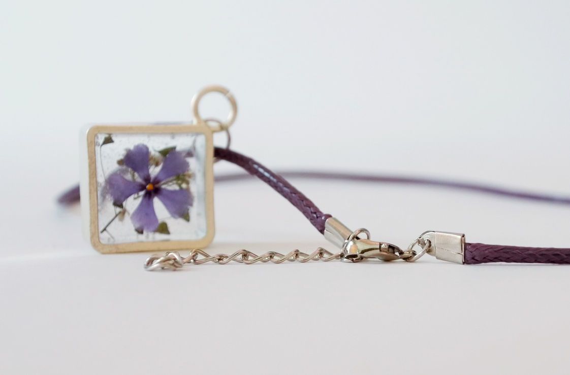 Pendant with flower and epoxy photo 1